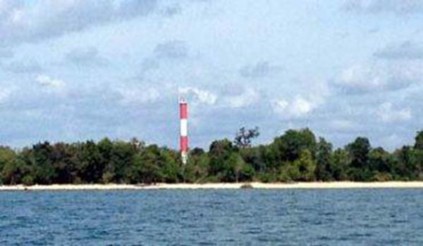 Rumah api dekat Tanjung Labian yang digunakan sebagai panduan bagi kapal-kapal di wilayah itu.