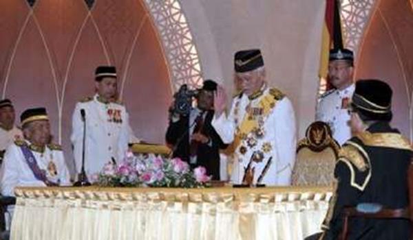 Taib Angkat Sumpah Yang Dipertua Negeri Sarawak