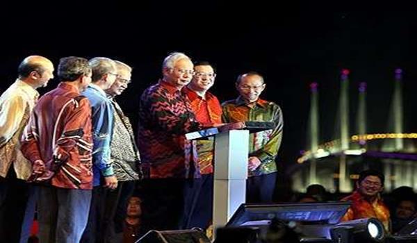 PERDANA Menteri Dastuk Seri Najib Tun Razak merasmikan Jambatan Sultan Abdul Halim Mu'adzam Shah di Pulau Pinang, hari ini. Turut kelihatan bekas Perdana Menteri, Tun Abdullah Ahmad Badawi, Menteri Kerja Raya, Datuk Fadillah Yusof dan Menteri Besar Kedah, Datuk Seri Mukhriz Mahathir, Ketua Menteri Pulau Pinang, Lim Guan Eng dan Menteri Jabatan Perdana Menteri, Datuk Seri Abdul Wahid Omar. - Foto Ramdzan Masiam