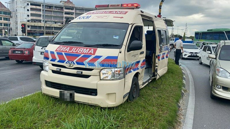 Kemalangan membabitkan ambulans dan van di lampu isyarat Jalan Datuk Marican Salleh, Kuching.