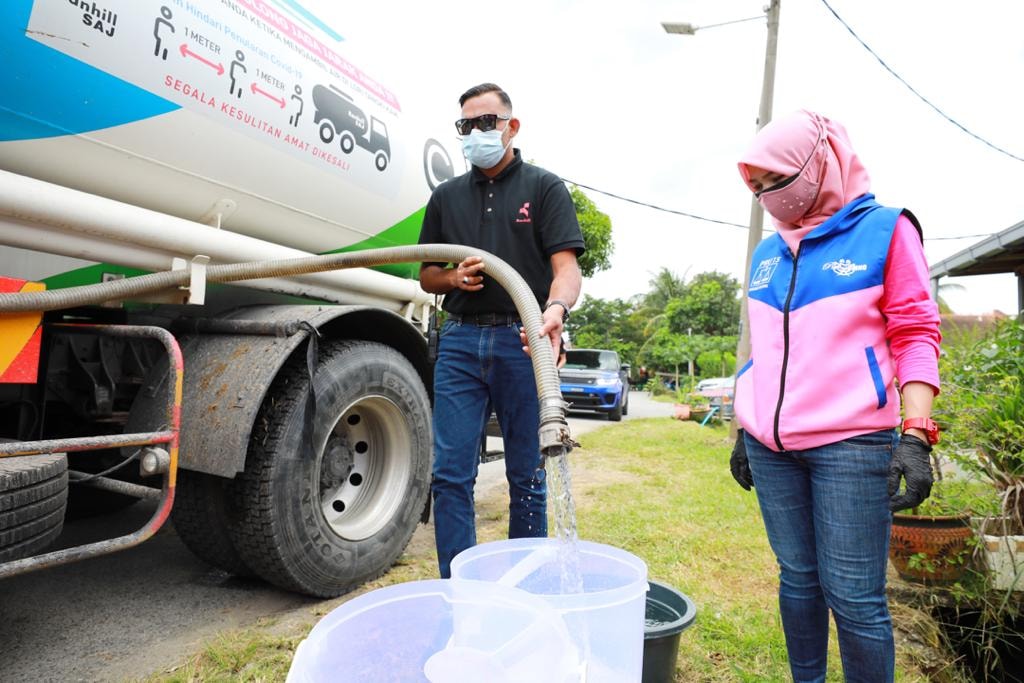 enam-lori-tangki-hantar-bekalan-air,-mudahkan-1,000-rumah-terjejas-–-zahida