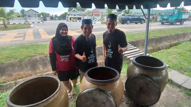 Aroma arang kayu bakau rahsia kelazatan Ayam Tempayan Serkam