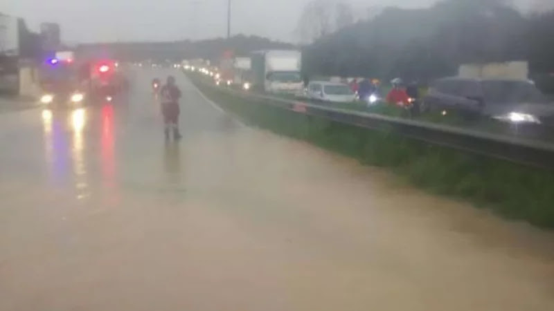 Jalan Puncak Alam ke Taman Subang banjir kilat