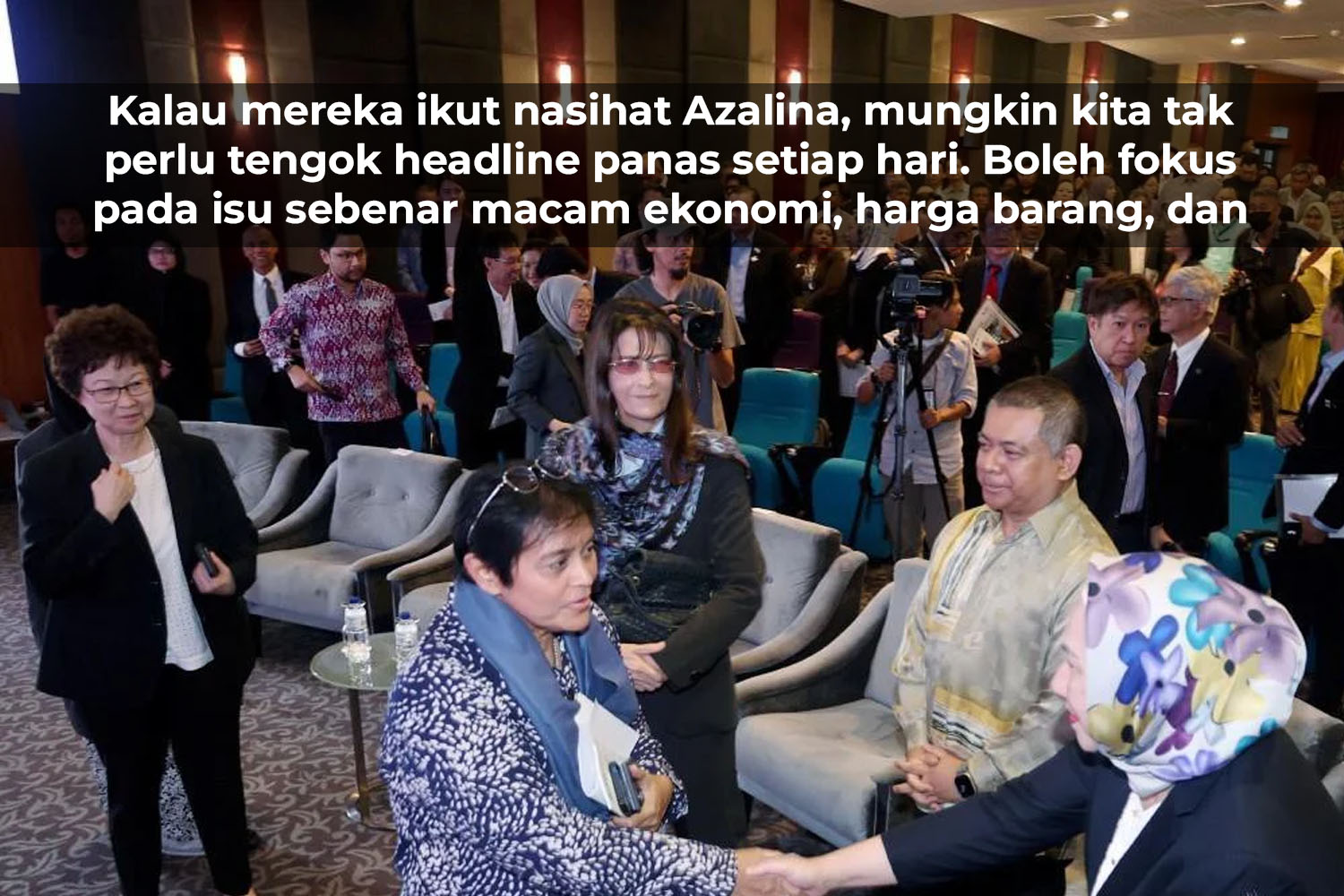 Kalau mereka ikut nasihat Azalina, mungkin kita tak perlu tengok headline panas setiap hari. Boleh fokus pada isu sebenar macam ekonomi, harga barang, dan hidup lebih senang.